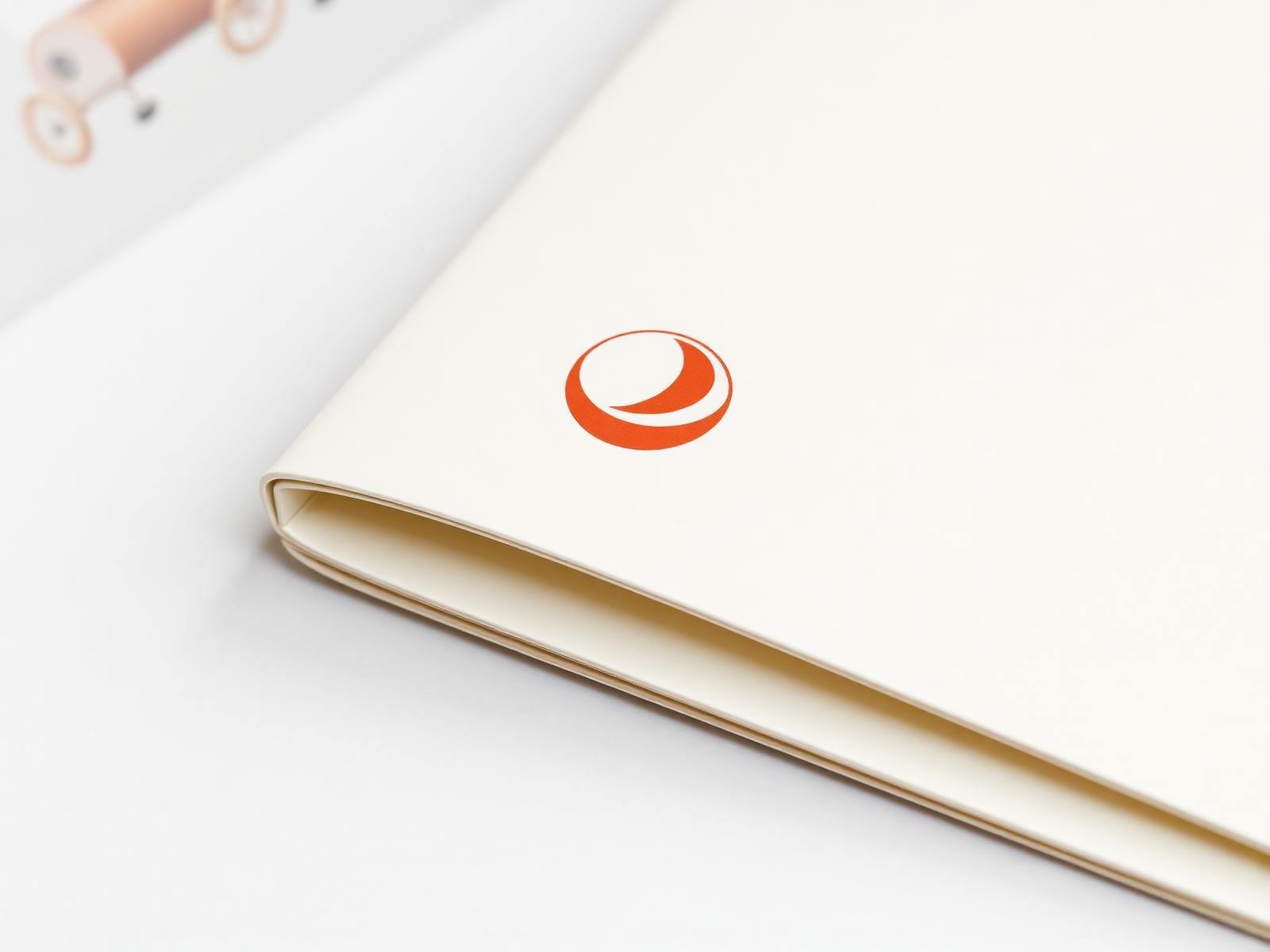 Dettaglio brochure con monogramma